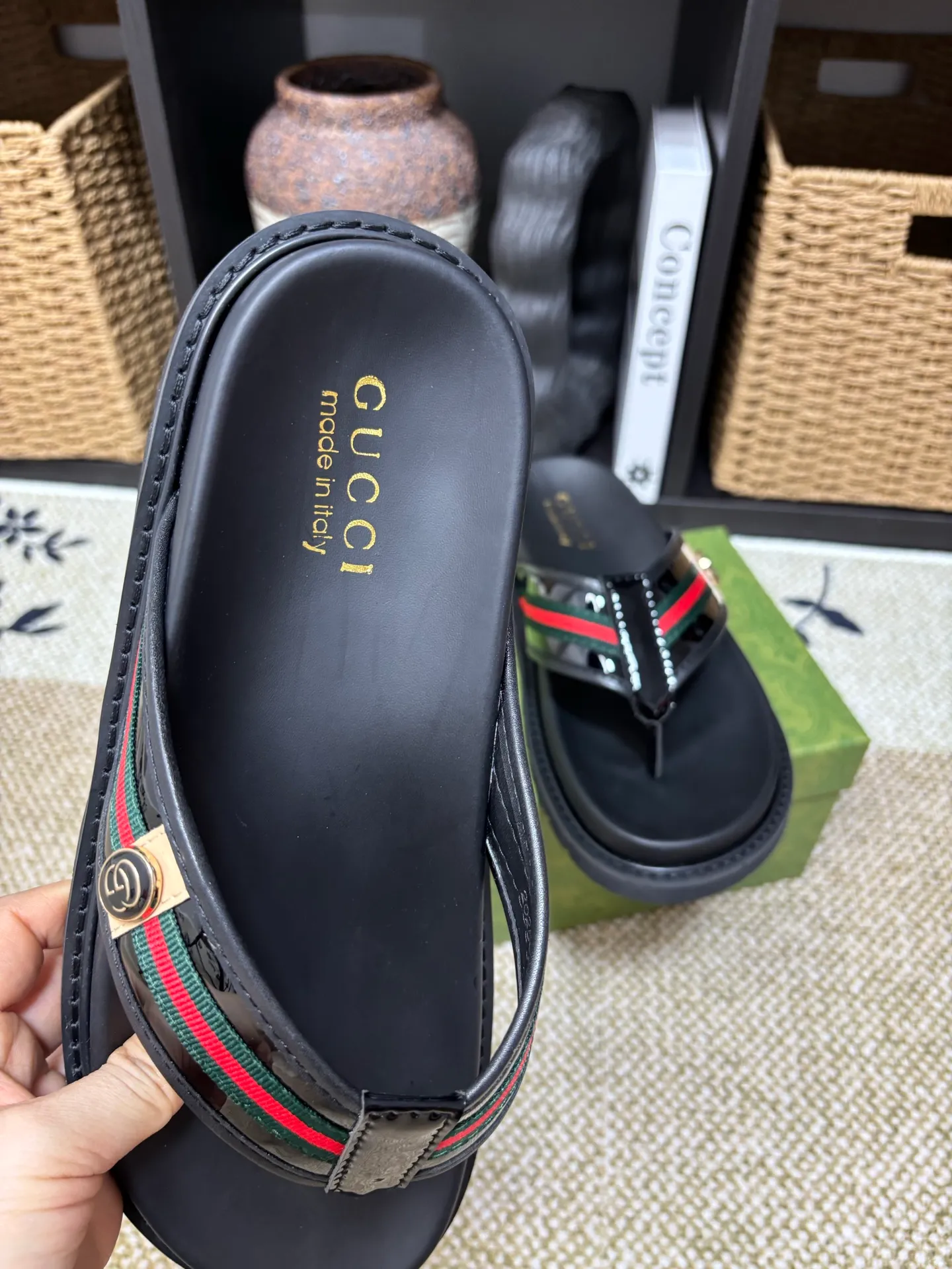 Factory 💰 300 yuan Gucci slippers] high-end men's shoes brand official website 1:1 latest masterpiece: original mold customization, the fabric is made of imported original materials, upgraded outsole, lighter and non-slip. The market's top quality, simple yet tasteful, a must-have for fashionistas, fashionable at your feet, full of confidence, the same style at the counter 👍The season of summer slippers is here. Code: 38-45 (45 customized)